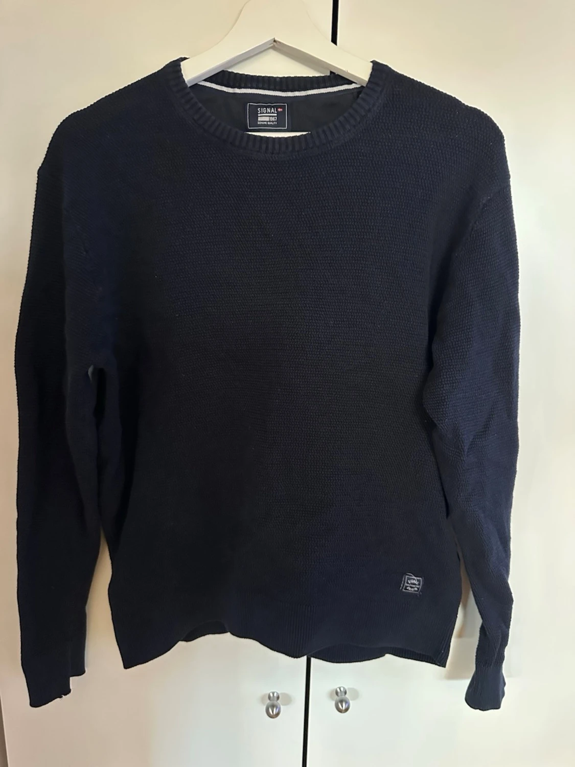 Mörkblå stickad tröja från Signal