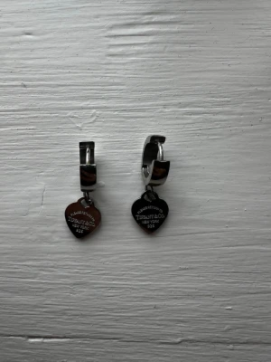 Silverörhängen Tiffany & Co hjärta - Säljer ett par stilrena örhängen i silver från Tiffany & Co. Har använt dem bara en gång och det är inte riktigt min stil. Priset kan diskuteras! OBS har inte kartongen kvar 