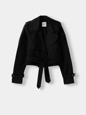 Trenchcoat från Bershka -  Jag säljer denna svarta trenchcoaten från bershka. Säljer då den inte kommer till användning. Är i ett fint skick utan slitningar och bara använd fåtal gånger. Är i storlek XS.