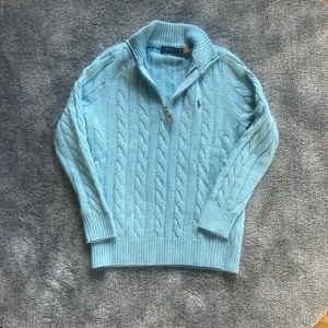 Ralph Lauren Baby Blue 1/4 Zip Sweater - Cable Knit Cotton - The ultimate wardrobe staple. This classic [Navy Blue / Light Blue] cable-knit jumper features the iconic contrast pony player on the chest and a leather-pull zipper. Smoke-free and pet-free home. I ship within 24 hours! 🚀 