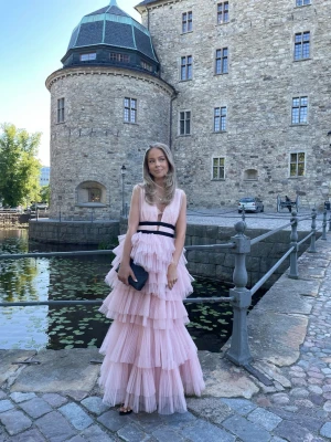 Ljusrosa balklänning 🩷 - Säljer min balklänning från True Decadence i storlek 6 (xs), mått och allt finns på deras hemsida- jag har inte gjort några ändringar!🩷 Superfint skick bara en liten defekt som finns i bilderna men syns inte bland volangerna och tyllen🩷 Kostar 2750 nypris 🙏🏼