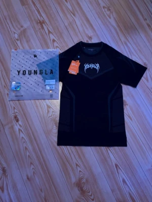 YoungLA x Warrior compression - Rare compression shirt från YoungLa som släpptes under limiterat dropp! Kvitto finns och den är helt oanvänd!  Kan bytas mot Gymshark Onyx V5 shirtsleeve i storlek M