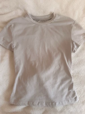 beige T-shirt🥥🤍 - En enkel och stilren beige t-shirt med rund hals och korta ärmar. Perfekt för att matcha med jeans eller kjol. Materialet är mjukt och bekvämt, troligtvis bomull. Inga synliga loggor eller mönster, vilket gör den lätt att styla.