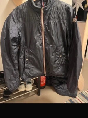 Moncler jacka - Moncler jacka strl (Large) 4, den är mycket använd men mycket kvar att ge. Säljer då jag behöver större storlek och bara vill bli av med den, det är väldigt tunnjacka så perfekt till våren