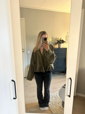 Svarta bootcut jeans - Svarta bootcut jeans från Zara! Passar mig som normalt sett har storlek 34/36