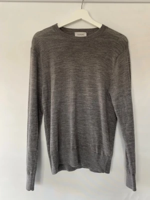  Stickad tröja - Säljer denna grå merinoull tröja från Sandö. I storlek S i mycket bra skick.