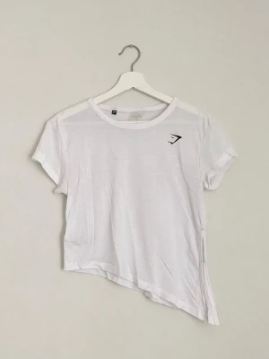 Gymshark t-shirt - Snygg träningströja från Gymshark. Lappen är skavd skavd så kan inte se storleken, men är rätt säker på att det är XS. Något nopprig men har mycket kvar att ge!