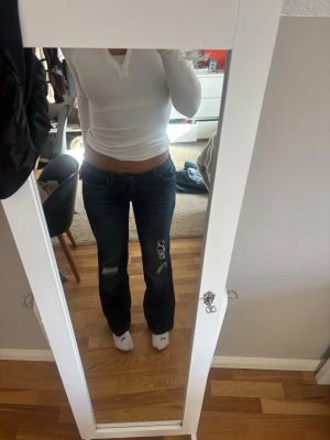 Bootcut jeans med hål - Jättefina lågmidjade bootcut jenas med hål i från only. 😊