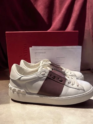 Valentino Open - Säljer ett par fina Valentino skor i storlek 36 (passar 37) fråga om innermått vid osäkerhet. Äkta vara, box, snöre och kvitto medföljer. Skriv om du undrar något! Skickar inom 24h