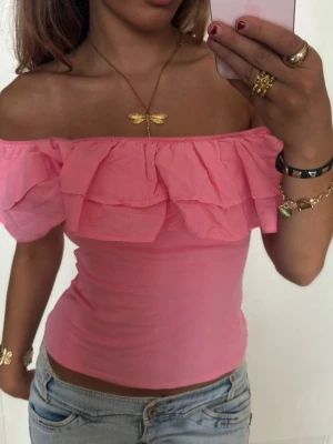 Offshoulder rosa volangtopp  - Så söt Offshoulder rosa volangtopp! Jag är 168 och det är mina bilder, köp via köp nu direkt eller Swish, kvar tills markerad som såld 💖 