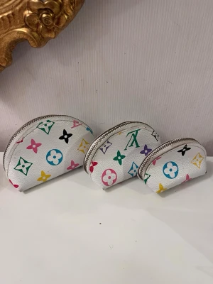 Tre små portmonnäer  - Tre små portmonnäer finns som knappt är använda. Jag är osäker på om de är kopior men jag tror det. Jag har fått dem i present så jag vet inte men jag utgår från det. Om du vill köpa dem så varsågod. Du får alla tre för 375kr. Frakten är gratis står det om man lägger upp idag så varsågod och köp dem. 