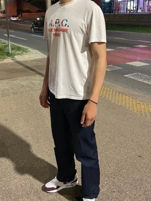 Marinblå chinos från Dickies - Snygga marinblå chinos från Dickies i modellen 873. Storlek 30/30, fint skick. Nypris 760kr. Hör gärna av dig vid frågor eller funderingar!