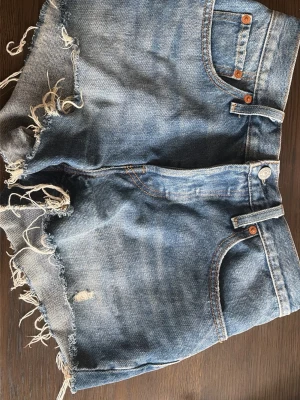 Blå jeansshorts från Levi’s - Säljer ett par jeansshorts från Levi’s, jättefint skick storlek s