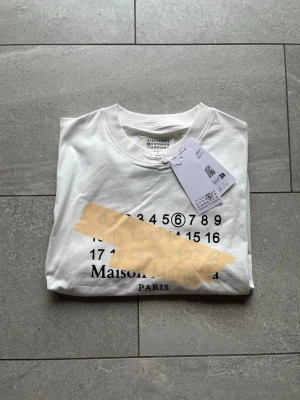 Vit Maison margiela t shirt. - En vit maison margiela t shirt i storlek S men sitter som en M. Passar dig mellan 190-180. Lapparna kvar och qr koden fungerar. Fri frakt!