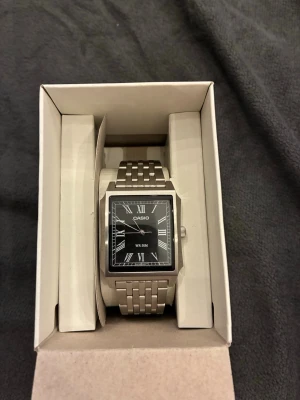 Casio Klocka  - Jag säljer denna old money Casio Klocka då den ej kommer till användning, klockan är splittrans ny och endast använd cirka 4 gånger. Det finns någon små repa på den men inget som märker och den behöver en pytte liten rengöring, länkar och låda medföljer, priset är ej hugget i sten. 