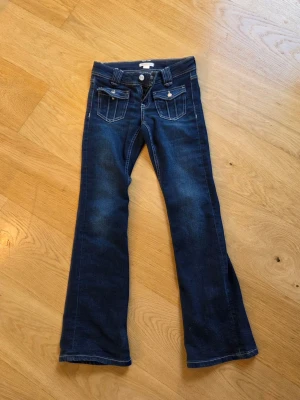 Low waist bootcut jeans  - Snygga jeans. Nytt skick 