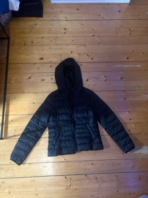 Svart dunjacka med huva Vero Moda - Snygg svart jacka till vår/höst. Köpte men passade inte så mycket bra skick! 