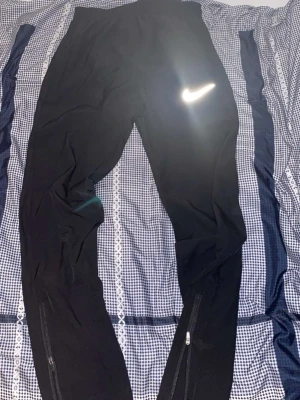 Nike byxor  - Säljer ett par svarta Nike-byxor i mycket fint skick. Endast använda cirka 3 gånger, så de är nästan som nya. Bekväma och stilrena, passar både till träning och vardag. Klassisk design med bra passform och hög kvalitet 