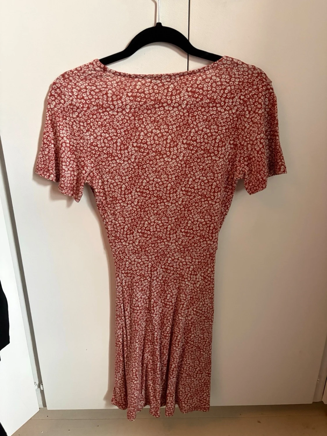 Röd omlottklänning med blommönster - 1