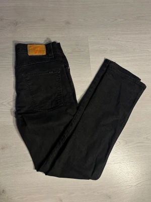 Nudie 31/34 - Et par riktigt feta Nudie jeans! De är i mycket bra skick och utan defekter:)  Skriv vid frågor och kolla gärna in min profil för fler jeans o kläder. Vid köp av fler plagg kan att schysst paketpris fixas:)