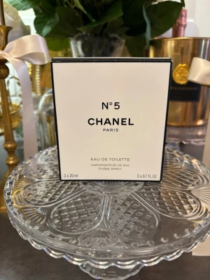 Chanel No.5 travel kit  - Chanel N5 Eau de Toilette Travel kit, Spray Refill Pris 799kr       Båda spray refil är fulla. 20ml. Men själva travel flaskan är full till hälften, alltså 10ml. 