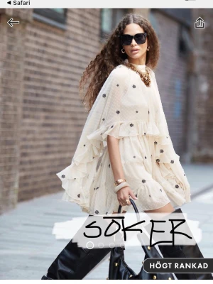 SÖKER denna klänning från asos design - Söker denna klänning i en storlek 36 eller 38! Den heter på hemsidan gräddvit miniklänning i dobbyväv med broderier och cape🌟 hör av er om ni har en ni skulle vilja bli av med och kom med prisförslag🌺