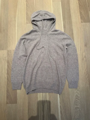 Biege stickad hoodie - En Biege stickad tröja helt oanvänd 