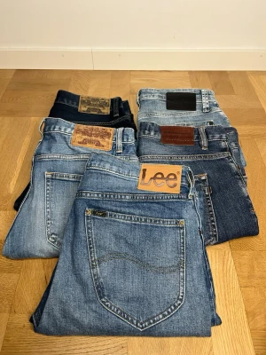 Jeanspaket - Vill du uppgradera garderoben eller börja tjäna pengar på återförsäljning? 👖✨ Nu har du chansen! Jeans i eftertraktade storlekar W30 L32-34, alla i mycket fint skick. Endast 100kr per par – först till kvarn!