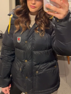 Fjällräven jacka  - Fjällräven jacka, storlek S. Säljer då jag tröttnat på den. Fint skick utan defekter. Skriv för fler bilder. 💖