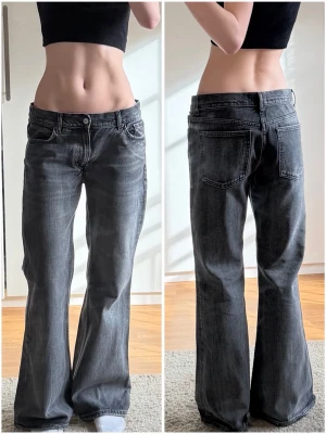 Low Wide Jeans - Midja rakt över: 40 cm Innerbenslängd: 78 cm Bredd längst ner: 28 cm Höjd av midja: 24 cm 💓 Jag är 175 och de passar mig i längden 