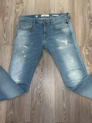 Blå replay jeans med slitningar - Replay Jeans | skick 9/10 | Storlek 33/32  || Priset är diskuterbart ||  Hör av dig vid minsta fråga eller fundering!! 💭 