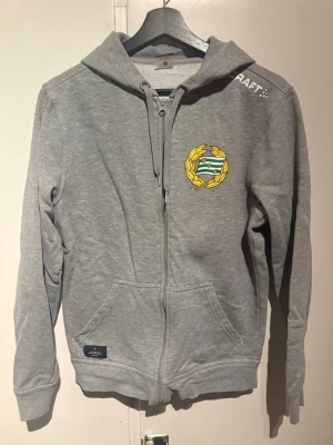 Grå Hammarby Hoodie - Snygg grå hoodie med dragkedja, huva och kängurufickor. 