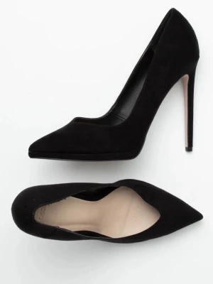 Svarta klassiska pumps i mockaimitation - Stilrena svarta pumps med spetsig tå och hög smal klack från asos. Skorna har en elegant siluett och är tillverkade i mockaimitation med ljus innersula. Klackarna är i ok skick.