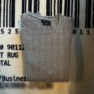 Massimo Dutti Tröja - Säljer denna Massimo dutti tröjan | Använd en gång i fint skick, inga tecken på användning | Storlek S, passar dig som har M | Modellen är 180 cm och väger 70 kg | Hör av er vid funderingar!