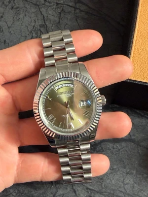Seiko mod  - ⌚ Automatisk Seiko Mod i rostfritt stål.  Stilren klocka med automatisk mekanisk rörelse  Levereras med box, certifikat och justeringsverktyg för att justera länken.  📱 Följ mig på TikTok eller Instagram för fler bilder och videos på klockan. (Seikomodsweden)  💬 Skicka DM vid intresse. OBS: pris går att diskutera!
