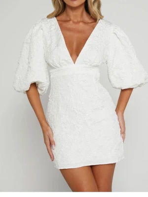 Showpo klänning  - Säljer denna vita klänningen från Showpo i storlek 42, då den tyvärr är lite förstor för mig. Den är helt ny med prislapp på, enbart testad. Perfekt klänning nu till studenten😍