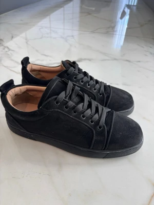Christian Louboutin Svarta - Loubs svarta, storlek 42, väldigt bra skick. 
