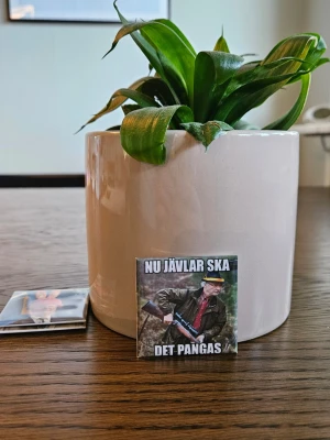 Kylskåpsmagnet Kungen  - Dimensioner är 50x50mm. Alla magneter är designade och handgjorda av mig. Jag använder en blandning av nytt och begagnat material. Mitt mål är att skicka beställningar inom 24 timmar. Följ mig på Insta: magnet.man  /Magnet man