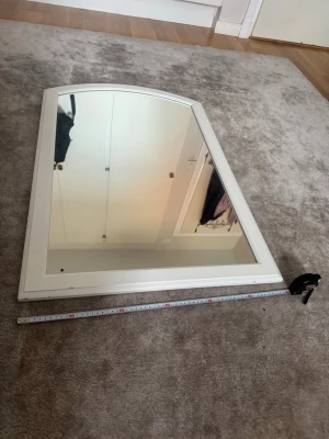 Vit spegel med bågad topp - Säljer en rektangulär spegel med vit träram och bågad topp. Spegeln är 60x80 cm