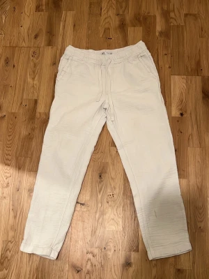 Vita linnebyxor från Zara - Säljer ett par vita linnebyxor från Zara med lite mindre passform. Perfekt för sommaren och särskilt bra skick.