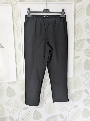Mjuka Capribyxorr från XINT Storlek 44 - Fina capribyxor med jeanslook i mjukt elastiskt material..  - Använda en gång så i jättefint skick.  - Lite lludd kan synas på insidan byxor vid söm.  - Jag kan ha missat någon miniskavank men jag har försökt att granska så gott det går.