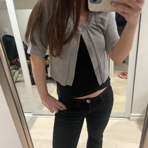 Glittrig silver kofta med kort ärm - Jättefin bolero kofta som passar till vardags och festliga tillfällen! Perfekt skick