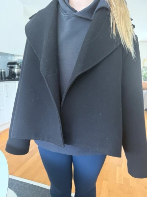 Kort kappa svart❤️ - Jätte fin kappa från Carin Wester. Köpte förra våren från Carin Wester men den har inte använts mycket och är som ny i skick. Skriv gärna ifall du har frågor💕