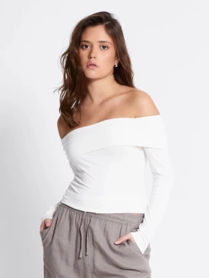 Vit offshoulder topp - Snygg vit offshoulder topp med lång ärm och bred kant upptill. Toppen har en figurnära passform och är tillverkad i mjukt material som känns skönt mot huden. Perfekt att styla med både jeans och kjol för en trendig look.
