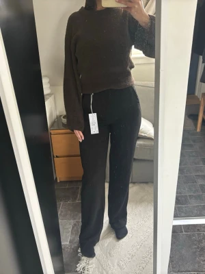 Svarta kostymbyxor från Gina Tricot  - Säljer ett par svarta kostymbyxor från Gina Tricot med rak passform och hög midja. Byxorna har pressveck framtill och sidfickor. Modellen är en tall variant och passar perfekt om man är 170 och längre. Ny med prislappen kvar. 