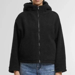 Svart teddyjacka med luva  - Mysig svart teddyjacka med livs och hel dragkedja framtill. Från urban classics Köpt på zalando. Inte använd mycket alls så väldigt bra skick! 