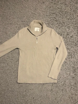 Halfzip från Jack & Jones  - Säljer en riktigt snygg halfzip från Jack & Jones. Denhär färgen är väldigt stilren. Inga defekter. Skriv vid intresse!