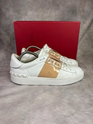 Aprikos Valentino Open Skor - Stl 37 - Fina Valentino skor i aprikos, perfekt till våren och sommaren! 🌷🏖️ | Bra skick: 8/10 | Storlek: 37 | Ingår: endast skorna | Nypris: Ca 5000kr | Självklart äkta.  Hör av dig vid frågor // Galgen 🫡