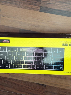 Razer BlackWidow V3 Mini RGB-tangentbord - Säljer ett Razer BlackWidow V3 Mini trådlöst tangentbord med RGB-belysning. Kompakt design med svenska tangenter och låg profil. Tangentbordet har svart färg och är tillverkat i plast med mekaniska brytare. Perfekt för gaming och smidig att ta med sig.