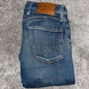 Replay 28/30 - Säljer dessa feta replay anbass jeans! De är i toppskick förutom ett hål i skrevet. Nypris 1889. Storlek 28/30 och passar fint  på någon runt 170 cm. Bara att höra av er om frågor eller liknande.